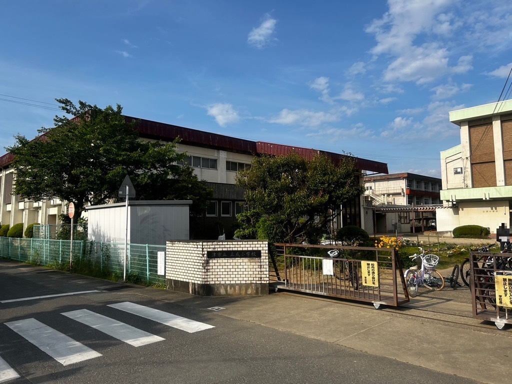 立成小学校まで約350m　低学年のお子様にも通いやすい距離です。ママもパパも安心してお子様を送り出せますね。