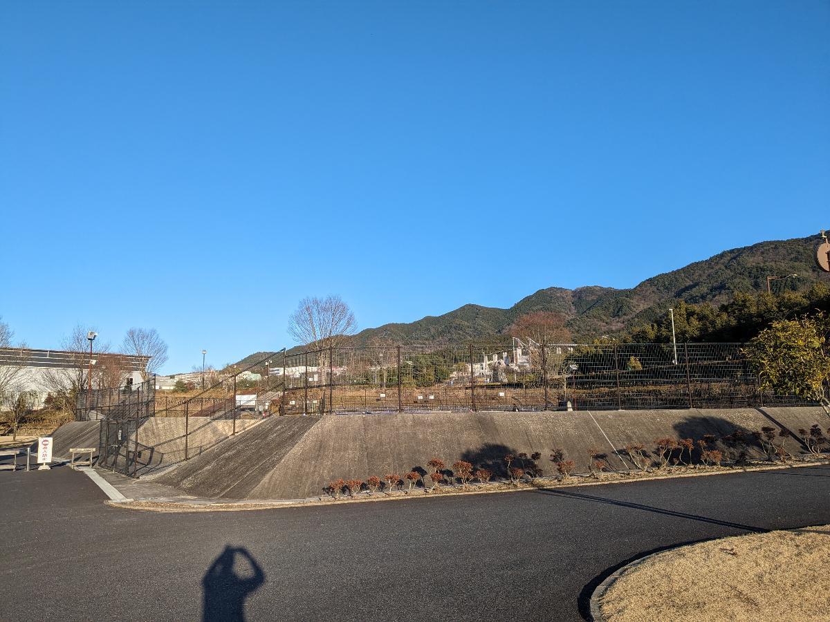 中津川公園まで約2.7km（徒歩34分／車で約6分）　野球場・スケートボード場などボール遊びやレクリエーションのできる場所です。長い滑り台があり、知る人ぞ知るスポットです！