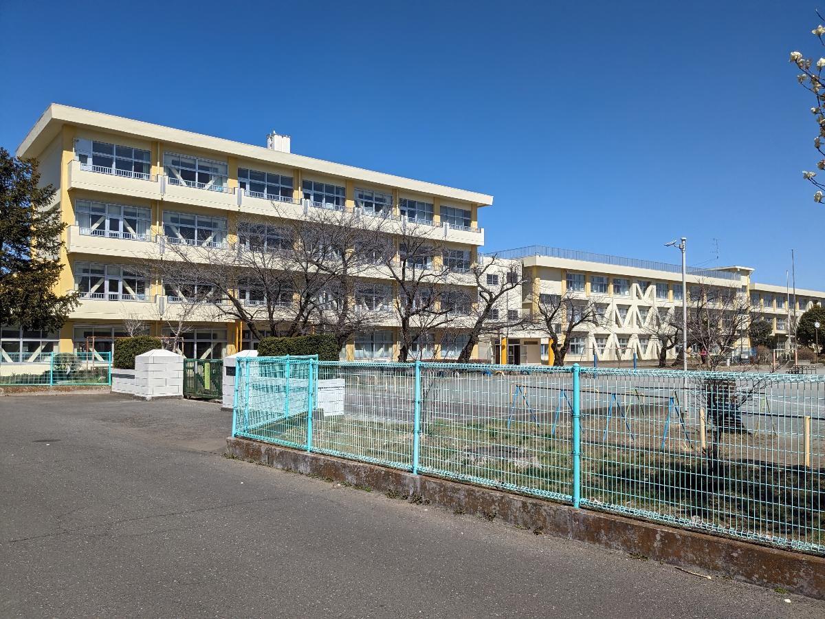 所沢市立林小学校まで約450m（徒歩6分）　全校生徒445名(2023年度)の小学校です。
小学校も徒歩6分と近く、登下校も安心ですね！