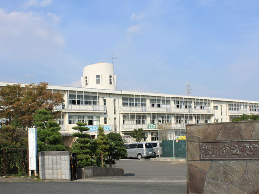 東中学校まで約2.2km（徒歩28分）　自転車通学あり。第一小学校からの生徒が約半分を占めるため、変わらない友人関係が維持しやすく、「学力向上フロンティアスクール」にも指定されています。