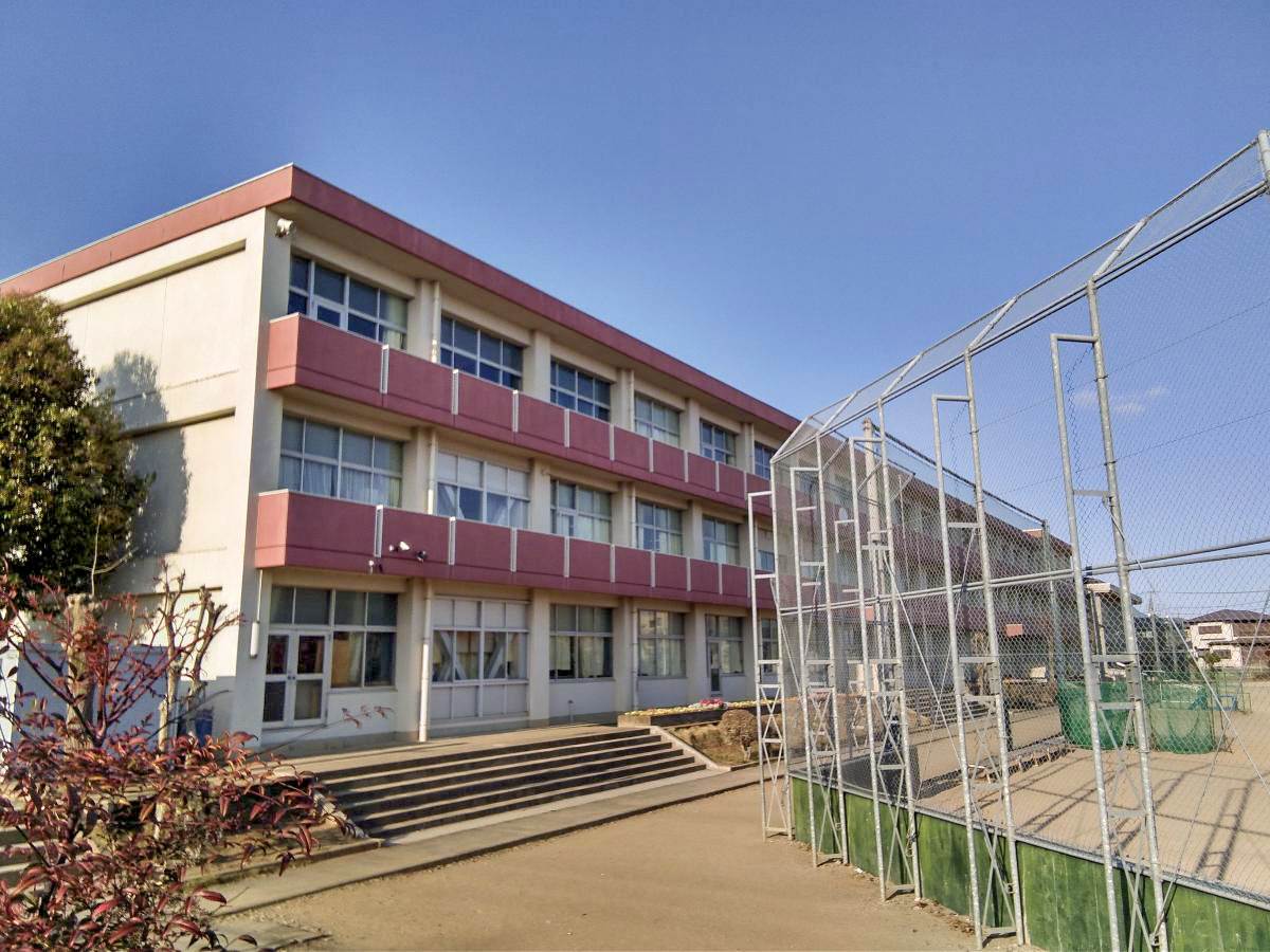 水戸市立第四中学校まで約4.4km（車で約12分）　自ら学び実践し心豊かにたくましく生きる生徒の育成を目指す中学校。