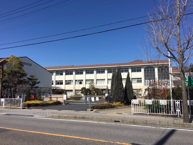 豊田市立美山小学校まで約1.6km（徒歩20分）　２９学級児童数806名（2021年）の大きい小学校です。