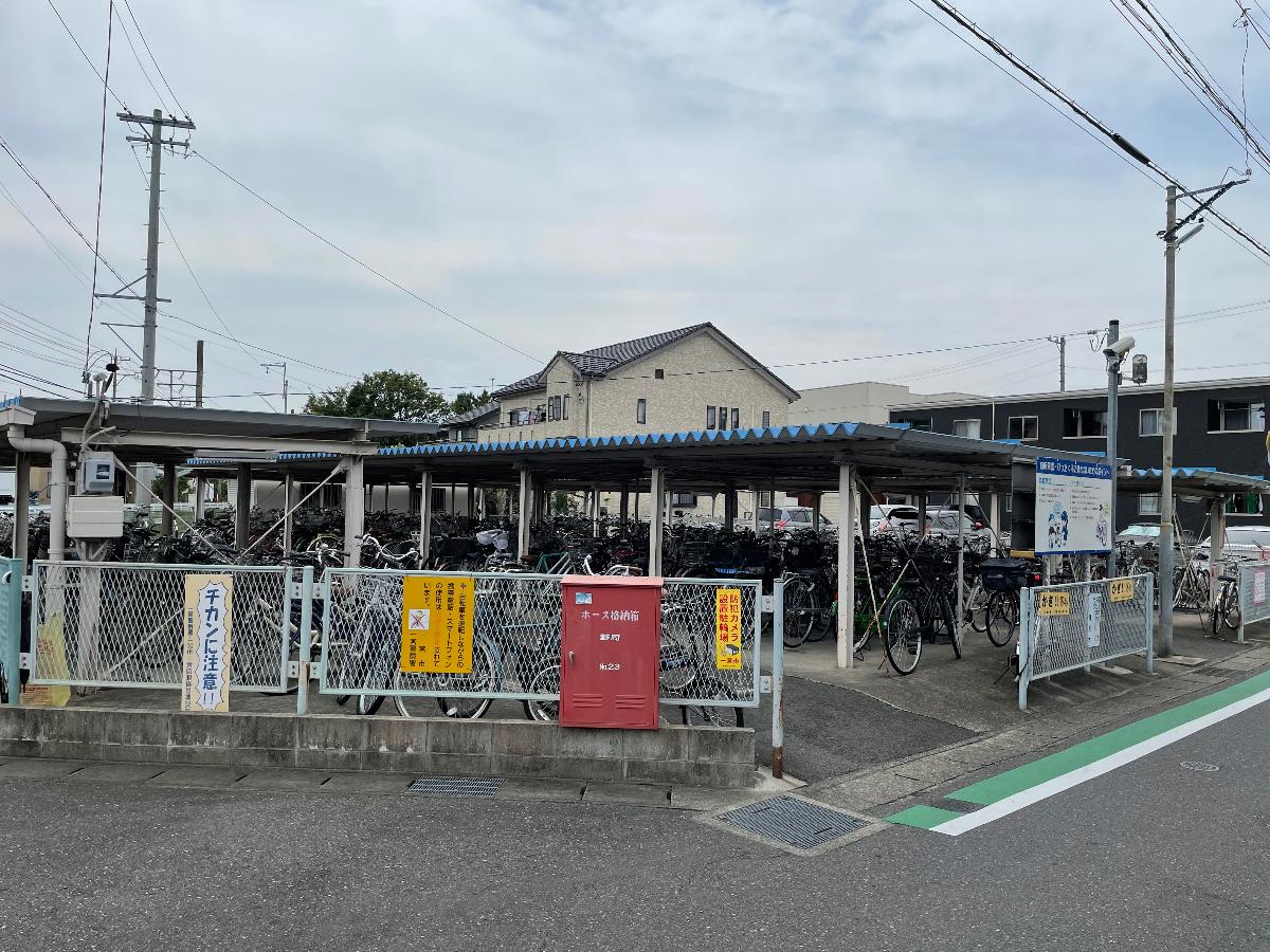 名古屋鉄道尾西線開明駅　駐輪場まで約1.2km（徒歩15分）　現地から最も近い駅になります。分譲地から駅までは大型店舗が多く栄えている印象が強いです。そのため夜でも明るく、広い道路には歩道も整備されており、危険の少ない道のりと感じることができます。