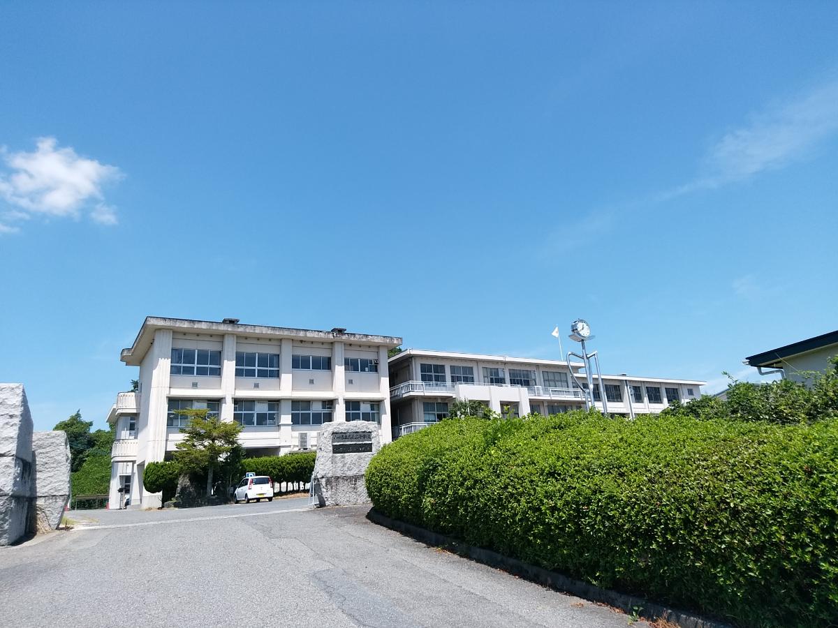 山口県立高森高等学校まで約1km（徒歩13分）　山口県内では唯一の公立の併設型中高一貫教育校です。