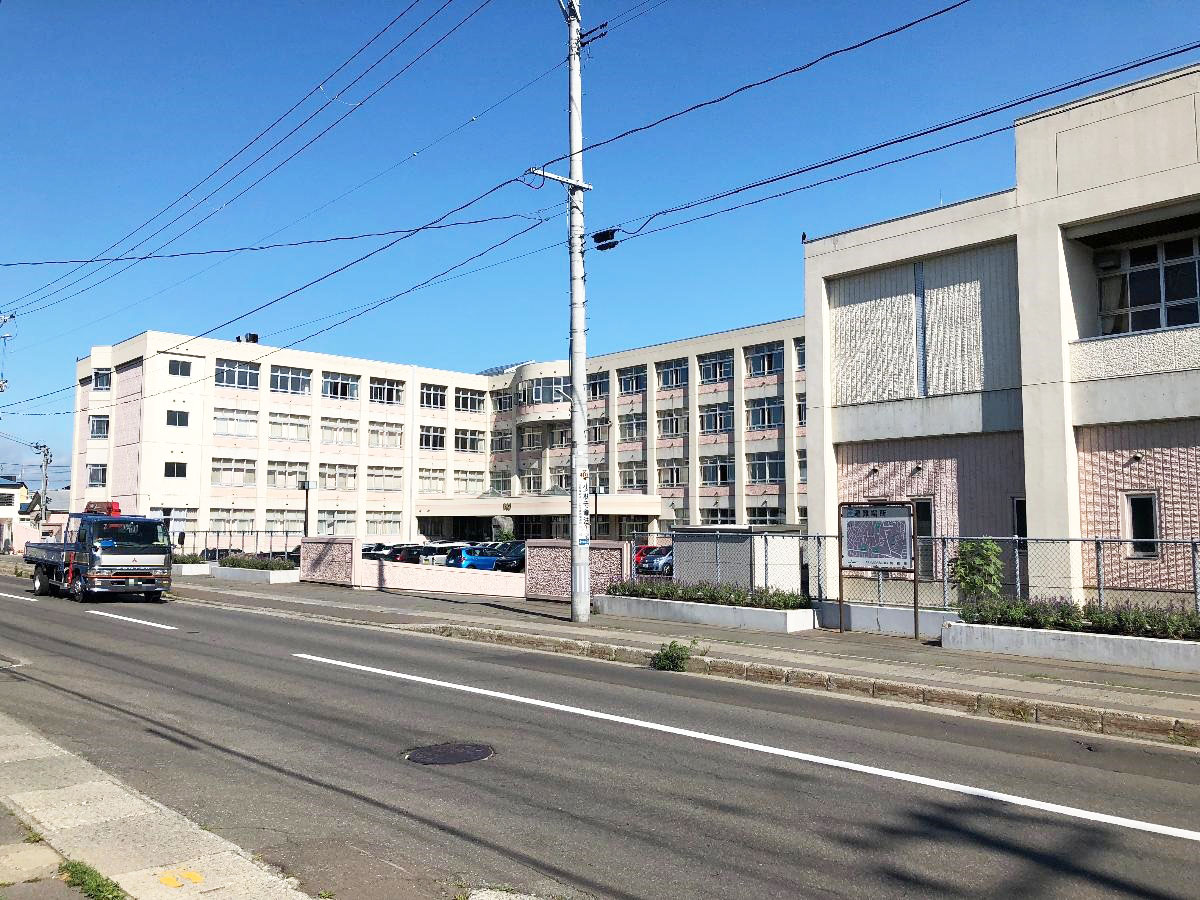 甲田中学校まで約450m（徒歩6分）　大きな校庭・テニスコート・体育館に付属する道場等、部活動の施設が豊富です。