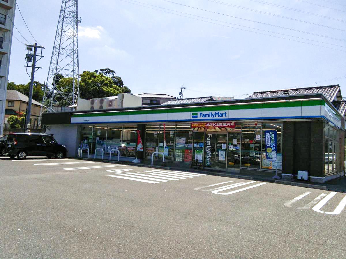 ファミリーマート岡崎鴨田東店まで約1.4km（徒歩18分）　県道26号線沿いにあるコンビニです。普段の買い物にお使い下さい。