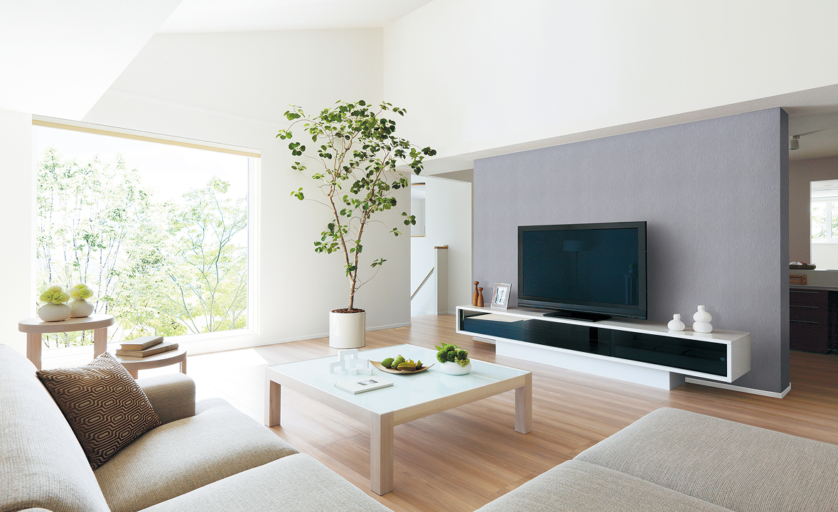 大きな窓から光が差し込む明るいリビングルーム