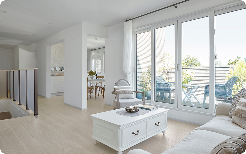 ルーフガーデン付きの明るいリビングとドッグスペース