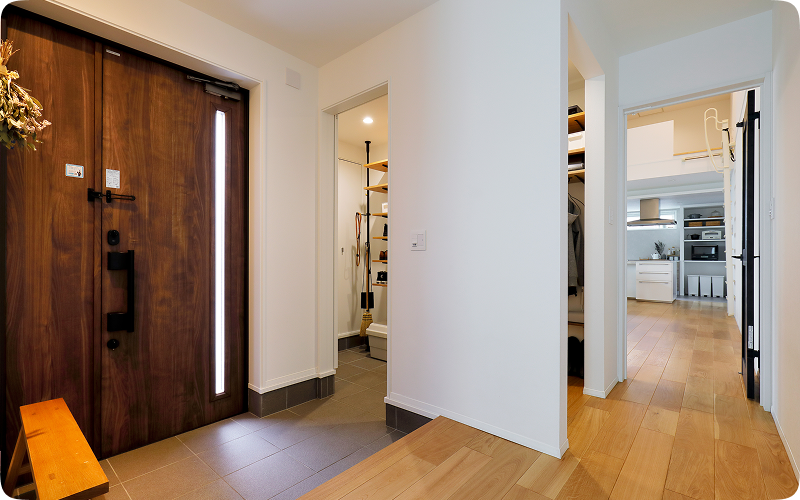 玄関横に土間収納と犬用グッズの収納スペースがある家のエントランス