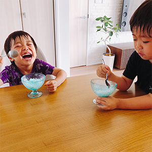 かき氷を食べている子どもの写真